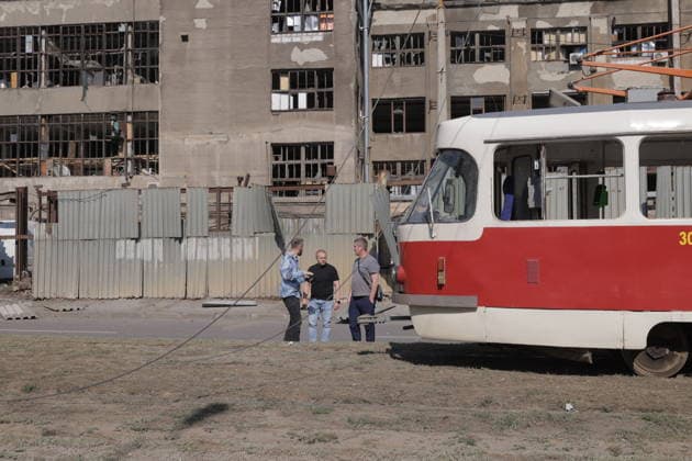 News Bilder des Tages Russian Attack on Kharkiv - Ukraine One person was killed and 10 others were injured in the attack on Kharkiv, said the city s mayor, Igor Terekhov. According to him, a tram, a power grid, more than 15 cars, a company building and nearby houses were damaged, on June 29, 2026, in Kharkiv, Ukraine. Photo by Yevhen Titov ABACAPRESS.COM Kharkiv Ukraine  Copyright: xTitovxYevhen ABACAx
