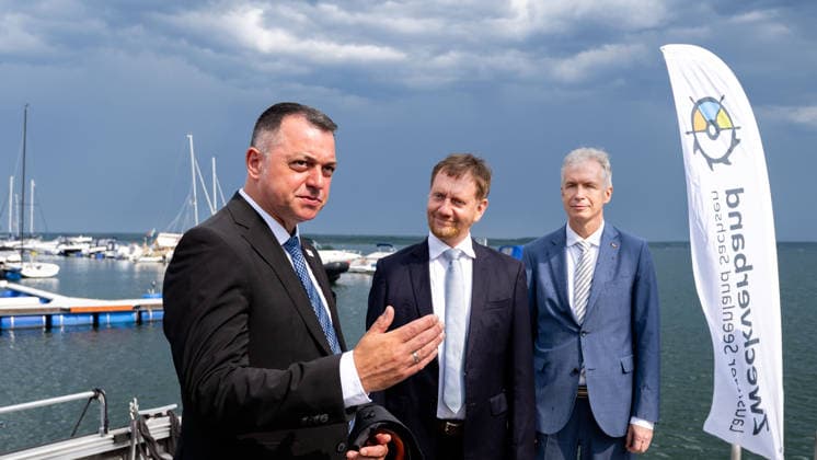 News Bilder des Tages 29.06.2026, Deutschland, Sachsen, Lausitz: Im Lausitzer Seenland wurde der neue Seenverbund offiziell eröffnet. Senftenberger See, Geierswalder See, Partwitzer See, Sedlitzer See und Großräschener See sind damit über schiffbare Kanäle verbunden. Geschaffen wurde so ein Wasserrevier mit rund 5.100 Hektar Fläche im ehemaligen Tagebaugebiet. Eröffnungstag neuer Schiffsverbund im Lausitzer Seenland, am Hafen Geierswalde startet Sachsens Ministerpräsident Michael Kretschmer mit einem Boot zur offiziellen Eröffnung. Mit ihm unterwegs waren Udo Witschas, Landrat Bautzen, und Torsten Safarik, Kaufmännischer Geschäftsführer der LMBV. *** June 29, 2026, Germany, Saxony, Lusatia: The new lake network was officially opened in the Lusatian Lake Distr