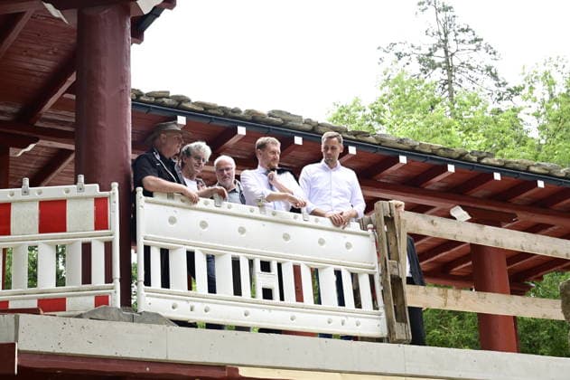 Sven Hammer, Michael Kretschmer, Florian Oest. Ministerpräsident Michael Kretschmer nimmt am Pre-Opening der neuen Entdeckerwelt Â»Wild Love StoriesÂ« im Naturschutz-Tierpark Görlitz-Zgorzelec teil und wird aus diesem Anlass ein Grußwort sprechen. Darüber hinaus wird der Ministerpräsident an einem Rundgang durch die Entdeckerwelt und an einer Begehung der Baustelle des Förderprojektes Â»BärenanlageÂ« teilnehmen.¨Wild Love Stories im Tierpark Görlitz ist ein interaktiver, multimedialer Lehrpfad. Görlitz, 29.06.2026 *** Sven Hammer, Michael Kretschmer, Florian Oest Minister President Michael Kretschmer will attend the pre-opening of the new Wild Love Stories at the Görlitz-Zgorzelec Nature Reserve Zoo and will deliver a welc Copyright: xMatthiasxWehnertx
