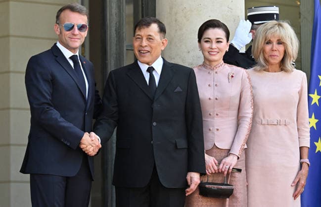 President Emmanuel Macron and his wife, First Lady Brigitte Macron, welcome King Maha Vajiralongkorn Rama X of Thailand, Queen Suthida of Thailand, and Princess Sirivannavari Nariratana of Thailand to the Élysée Palace in Paris, France, on June 29, 2026. Christian Liewig Bestimage French President Emmanuel Macron and his wife, First Lady Brigitte Macron, welcome the King of Thailand, Maha Vajiralongkorn Rama X, the Queen of Thailand, Suthida, and the Princess of Thailand, Sirivannavari Nariratana, at the Élysée Palace in Paris, France, on June 29, 2026. Paris, France  Copyright: xChristianxLiewigx xBestimagexChristianxLiewigx xBestimagex