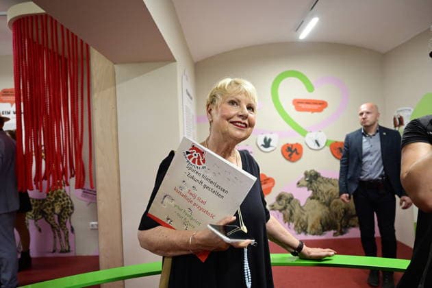 Im Bild: Eine interessierte Besucherin. Ministerpräsident Michael Kretschmer nimmt am Pre-Opening der neuen Entdeckerwelt Â»Wild Love StoriesÂ« im Naturschutz-Tierpark Görlitz-Zgorzelec teil und wird aus diesem Anlass ein Grußwort sprechen. Darüber hinaus wird der Ministerpräsident an einem Rundgang durch die Entdeckerwelt und an einer Begehung der Baustelle des Förderprojektes Â»BärenanlageÂ« teilnehmen.¨Wild Love Stories im Tierpark Görlitz ist ein interaktiver, multimedialer Lehrpfad. Görlitz, 29.06.2026 *** Pictured: An interested visitor. Minister President Michael Kretschmer will attend the pre-opening of the new Wild Love Stories at the Görlitz-Zgorzelec Nature Reserve Zoo and will deliver a welcoming address on thi Copyright: xMatthiasxWehnertx
