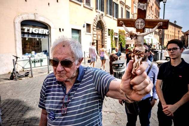 Demonstration for Italy and for Christ against Islam ROME, ITALY - JUNE 29: A protester with a crucifix during the demonstration led by Simone Carabella, (not pictured) influencer and anti-urban decay activist, and Mario Adinolfi (not pictured) of the People of the Family movement, in defense of Rome and Italy, faith, the family and the future of their children, defended with the crucifix and the Italian flag, opposing what the organizers describe as the threat of Islam on June 29, 2026 in Rome, Italy. Rome Italy Copyright: xStefanoxMontesix