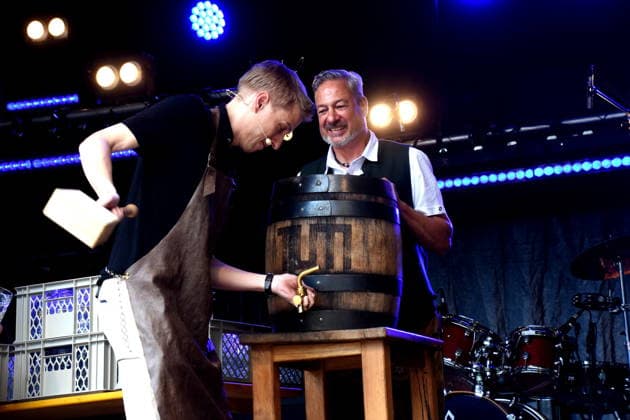 News Bilder des Tages Dominik Krause Oberbuergermeister Muenchen Andreas Kastenhuber Weihenstephaner Brauerei Muenchen 29.06.2026 Koenigsplatz TUNIX Open Air Bierfass Anstich mit OB Dominik Krause Foto Muenchen *** Dominik Krause, Mayor of Munich; Andreas Kastenhuber, Weihenstephan Brewery, Munich; June 29, 2026; Königsplatz; TUNIX Open Air; Beer keg tapping with Mayor Dominik Krause; Photo: Munich