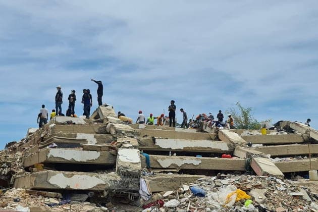 une 29, 2026, Catia La Mar, Venezuela: Emergency workers observe damage caused by the earthquakes to the Caribbean Sea coast city of Catia La Mar, the latest figures bringing the death toll to 1,400. Best quality available Venezuela  - ZUMAt113 20260629_zaa_t113_016 Copyright: xMikhailxMakeyevx