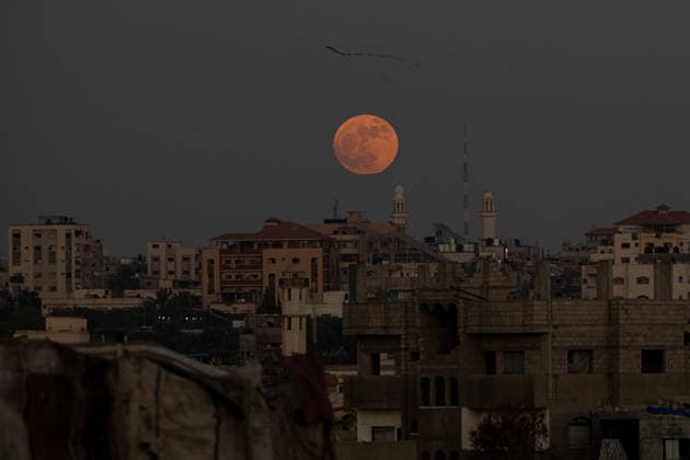 Strawberry Moon in Gaza NUSEIRAT, GAZA, PALESTINE - JUNE 29: The June full moon, also known as the Strawberry Moon, appears in the evening sky over the rubble of buildings destroyed by Israeli attacks in Nuseirat, Gaza, Palestine on June 29, 2026. Abdalhkem Abu Riash Anadolu Nuseirat Gaza. Editorial use only. Please get in touch for any other usage.  Copyright: x2026xAnadoluxAbdalhkemxAbuxRiashx
