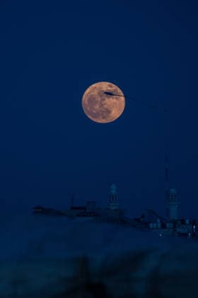 Strawberry Moon in Gaza NUSEIRAT, GAZA, PALESTINE - JUNE 29: The June full moon, also known as the Strawberry Moon, appears in the evening sky over the rubble of buildings destroyed by Israeli attacks in Nuseirat, Gaza, Palestine on June 29, 2026. Abdalhkem Abu Riash Anadolu Nuseirat Gaza. Editorial use only. Please get in touch for any other usage.  Copyright: x2026xAnadoluxAbdalhkemxAbuxRiashx