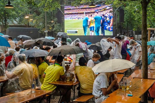 News Themen der Woche KW27 Unwetter über München: Starkes Gewitter mit Wolkenbruch beim Public Viewing im Augustinerkeller, Fußballfans beim Spiel Brasilien-Japan harren zunächst noch unter Regenschirmen aus, Fußball-WM, München, 29. Juni 2026 Deutschland, München, 29. Juni 2026, Unwetter über München: Starkes Gewitter mit Wolkenbruch beim Public Viewing im Augustinerkeller, Fußballfans beim Spiel Brasilien-Japan harren zunächst noch unter Regenschirmen aus, hier nach der Halbzeitpause um 20 Uhr, ZDF Live-Übertragung ab 19 Uht Uhr, Fußball-WM, FIFA Fußball-Weltmeisterschaft, Fußball, Sport, Gastronomie, Sommer, *** Severe Weather Over Munich: Heavy Thunderstorm with Torrential Rain at the Public Viewing Event at the Augustinerkeller; Soccer Fans Watchi