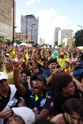 SaO PAULO, SP - 31.12.1999: TORCEDORES BRASIL X JAPaO EM SaO PAULO - Fans across Brazil watch the Brazil vs. Japan match in the second round of the World Cup. Fan Zone. Vale do Anhagabau. Central region. x2974413x  IanxMaenfeld