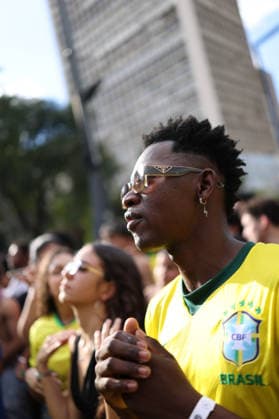 SaO PAULO, SP - 31.12.1999: TORCEDORES BRASIL X JAPaO EM SaO PAULO - Fans across Brazil watch the Brazil vs. Japan match in the second round of the World Cup. Fan Zone. Vale do Anhagabau. Central region. x2974416x  IanxMaenfeld