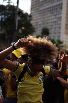 SaO PAULO, SP - 31.12.1999: TORCEDORES BRASIL X JAPaO EM SaO PAULO - Fans across Brazil watch the Brazil vs. Japan match in the second round of the World Cup. Fan Zone. Vale do Anhagabau. Central region. x2974420x  IanxMaenfeld