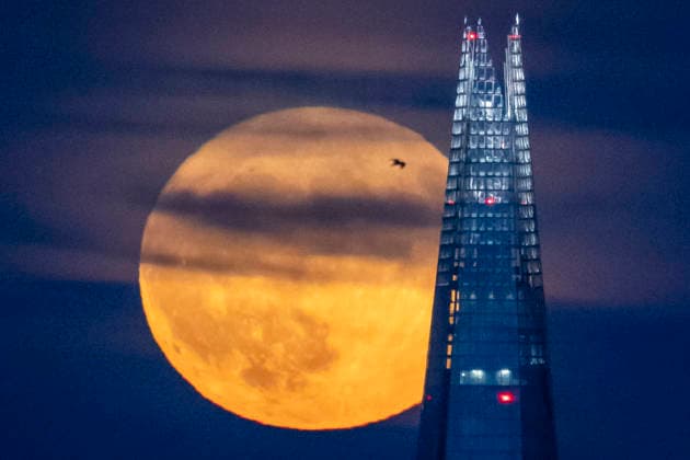 June 29, 2026, London, London, UK: London, UK. Full moon known as the Strawberry Moon, rises over The Shard in central London. Originally known as the Rose Moon in Europe the June full moon coincides with the strawberry harvest. London UK  - ZUMAl94_ 20260629_zaf_l94_019 Copyright: xMarcinxNowakx