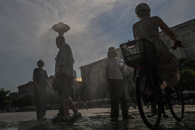 Historic Central European Heatwave Grips Krakow As Temperatures Hit 38C KRAKOW, POLAND - JUNE 29: A cyclist and pedestrians seek refreshment next to a municipal water spray station installed in the Main Market Square to provide cooling relief in Krakow, Poland, on June 29, 2026. This local snapshot captures conditions amid an unprecedented Central European heatwave, which just yesterday shattered Poland s 105-year-old national record with a 40.5C (104.9F) in Slubice, as active orange alerts remain in place ahead of predicted severe regional storms set to collide with the lingering tropical air mass. Krakow Poland  Copyright: xArturxWidakx originalFilename: widak-historic260629_npuHt.jpg