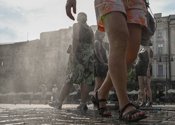 Historic Central European Heatwave Grips Krakow As Temperatures Hit 38C KRAKOW, POLAND - JUNE 29: Pedestrians walk through a dense cloud of water droplets from a municipal water spray station set up in the Main Market Square (Rynek GÅ‚owny) to cool down passersby in Krakow, Poland, on June 29, 2026. This local snapshot captures conditions amid an unprecedented Central European heatwave, which just yesterday shattered Poland s 105-year-old national record with a blistering 40.5Â°C (104.9Â°F) in Slubice, as active orange alerts remain in place ahead of predicted severe regional storms set to collide with the lingering tropical air mass. Krakow Poland  Copyright: xArturxWidakx originalFilename: widak-historic260629_npc6N.jpg