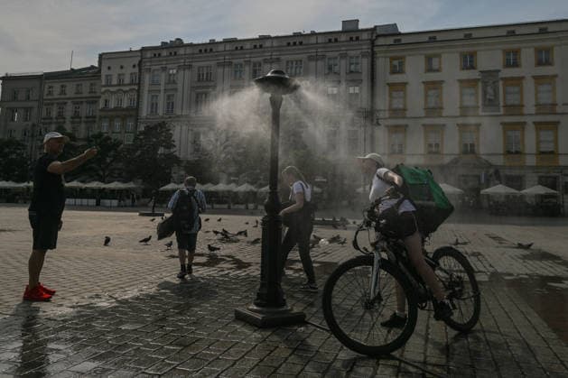 Historic Central European Heatwave Grips Krakow As Temperatures Hit 38C KRAKOW, POLAND - JUNE 29: People seek refreshment next to a municipal water spray station installed in the Main Market Square to provide cooling relief in Krakow, Poland, on June 29, 2026. This local snapshot captures conditions amid an unprecedented Central European heatwave, which just yesterday shattered Poland s 105-year-old national record with a blistering 40.5Â°C (104.9Â°F) in Slubice, as active orange alerts remain in place ahead of predicted severe regional storms set to collide with the lingering tropical air mass. Krakow Poland  Copyright: xArturxWidakx originalFilename: widak-historic260629_npciw.jpg