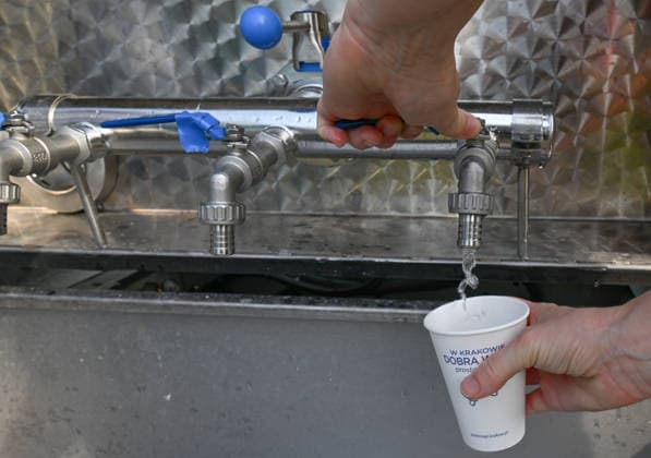 Historic Central European Heatwave Grips Krakow As Temperatures Hit 38C KRAKOW, POLAND - JUNE 29: People fill up cups at a mobile municipal drinking water tanker parked near Wawel Royal Castle to combat dehydration in Krakow, Poland, on June 29, 2026. This local snapshot captures conditions amid an unprecedented Central European heatwave, which just yesterday shattered Poland s 105-year-old national record with a blistering 40.5Â°C (104.9Â°F) in Slubice, as active orange alerts remain in place ahead of predicted severe regional storms set to collide with the lingering tropical air mass. Krakow Poland  Copyright: xArturxWidakx originalFilename: widak-historic260629_npFv0.jpg