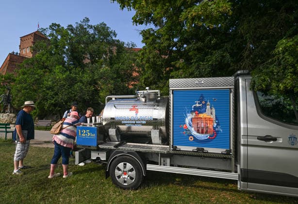 Historic Central European Heatwave Grips Krakow As Temperatures Hit 38C KRAKOW, POLAND - JUNE 29: People fill up cups at a mobile municipal drinking water tanker parked near Wawel Royal Castle to combat dehydration in Krakow, Poland, on June 29, 2026. This local snapshot captures conditions amid an unprecedented Central European heatwave, which just yesterday shattered Poland s 105-year-old national record with a blistering 40.5Â°C (104.9Â°F) in Slubice, as active orange alerts remain in place ahead of predicted severe regional storms set to collide with the lingering tropical air mass. Krakow Poland  Copyright: xArturxWidakx originalFilename: widak-historic260629_nphd6.jpg