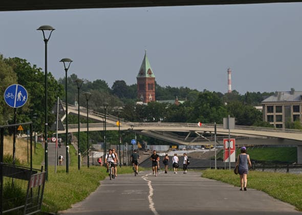 Historic Central European Heatwave Grips Krakow As Temperatures Hit 38C KRAKOW, POLAND - JUNE 29: People exercise and commute along the Vistula River boulevards (Bulwary WiÅ›lane) near the Father Bernatek Footbridge during peak afternoon heat in Krakow, Poland, on June 29, 2026. This local snapshot captures conditions amid an unprecedented Central European heatwave, which just yesterday shattered Poland s 105-year-old national record with a blistering 40.5Â°C (104.9Â°F) in Slubice, as active orange alerts remain in place ahead of predicted severe regional storms set to collide with the lingering tropical air mass. Krakow Poland  Copyright: xArturxWidakx originalFilename: widak-historic260629_np1Wc.jpg