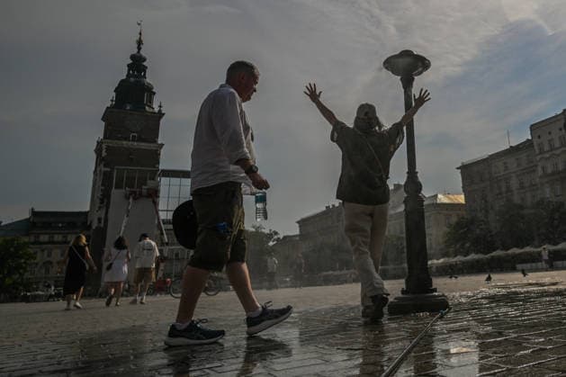 Historic Central European Heatwave Grips Krakow As Temperatures Hit 38C KRAKOW, POLAND - JUNE 29: A person celebrates with open arms inside a water misting station installed in the Main Market Square, in Krakow, Poland, on June 29, 2026. This local snapshot captures conditions amid an unprecedented Central European heatwave, which just yesterday shattered Poland s 105-year-old national record with a 40.5C (104.9F) in Slubice, as active orange alerts remain in place ahead of predicted severe regional storms set to collide with the lingering tropical air mass. Krakow Poland  Copyright: xArturxWidakx originalFilename: widak-springli260301_np5lv.jpg