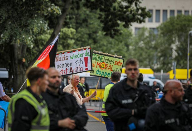 June 29, 2026, Berlin, Berlin, Germany: Supporters attend an election campaign rally of the far-right Alternative for Germany (AfD) party at Alexanderplatz in Berlin, Germany, on June 30, 2026. The event drew counter-demonstrators protesting against the party, with police deployed to separate both groups and maintain security during the Berlin Germany - ZUMAa268 20260629_zip_a268_001 Copyright: xAbdelrahmanxAlkahloutx