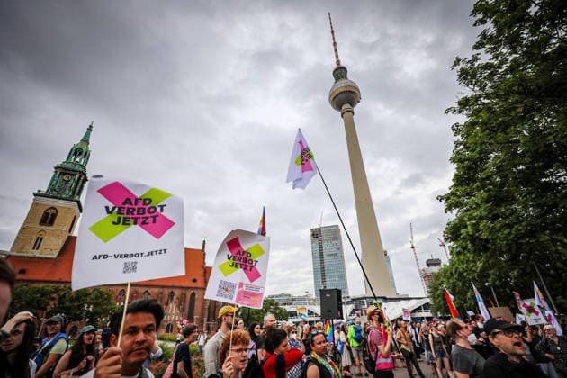 News Themen der Woche KW27 June 29, 2026, Berlin, Berlin, Germany: BERLIN, GERMANY Ã¢â‚¬ JUNE 29, 2026: Counter-demonstrators gather at Alexanderplatz during a protest against the far-right Alternative for Germany (AfD) party, while AfD supporters hold a nearby rally under a heavy police presence. Demonstrators carried banners calling for a ban on the AfD, anti-fascist slogans, LGBTQ+ pride flags and anti-racism messages as officers separated the opposing groups in central Berlin. ZUMA Press Wire Berlin Germany - ZUMAa268 20260629_zip_a268_004 Copyright: xAbdelrahmanxAlkahloutx
