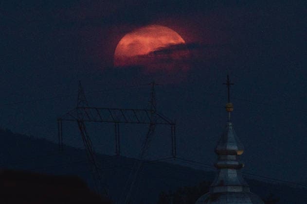 Strawberry Moon in Slovakia KECHNEC, SLOVAKIA - JUNE 29: The June full moon, traditionally known as the Strawberry Moon, rises above a Catholic Church in the countryside near Kechnec, Slovakia under mostly clear evening skies on June 29, 2026. Robert Nemeti Anadolu Kechnec Slovakia. Editorial use only. Please get in touch for any other usage.  Copyright: x2026xAnadoluxRobertxNemetix