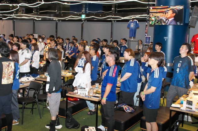 Japanese supporters sing their national anthem during the public viewing for the FIFA World Cup 2026 match between Japan and Brazil at the JFA(Japan Football Association) soccer culture hub blue-ing! in Tokyo, Japan on Tuesday, June 30, 2026.  TKP2026063006 KEIZOxMORI