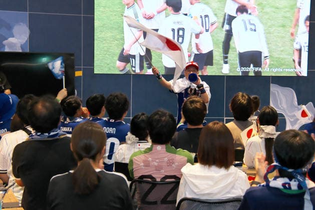 Japanese supporters send cheers to players during the public viewing for the FIFA World Cup 2026 match between Japan and Brazil at the JFA(Japan Football Association) soccer culture hub blue-ing! in Tokyo, Japan on Tuesday, June 30, 2026.  TKP2026063007 KEIZOxMORI