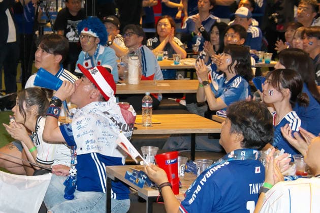 Japanese supporters send cheers to players during the public viewing for the FIFA World Cup 2026 match between Japan and Brazil at the JFA(Japan Football Association) soccer culture hub blue-ing! in Tokyo, Japan on Tuesday, June 30, 2026.  TKP2026063013 KEIZOxMORI