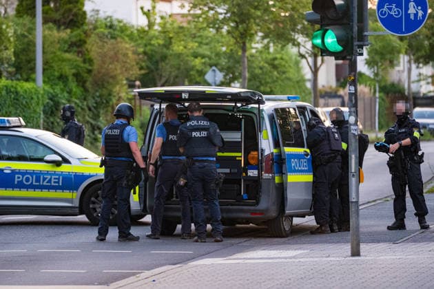 Schüsse gemeldet SEK und BFE im Einsatz Hülse gefunden Mann festgenommen Am 29.06.2026 rückte ein Aufgebot der Polizei ab 20:30 Uhr zum Waldweg in Rüsselsheim am Main aus. Zeugen hatten zuvor Schüsse gemeldet. Das Spezialeinsatzkommando (SEK) und die Beweissicherungs- und Festnahmeeinheit (BFE) durchsuchten eine Wohnung und stellten eine Patronenhülse sicher. Ein Mann wurde widerstandslos festgenommen und in Gewahrsam genommen. Niemand wurde verletzt, der Einsatz dauerte rund eine Stunde. Rüsselsheim am Main Hessen Deutschland *** Shots reported; SEK and BFE on the scene; shell casing found; man arrested. On June 29, 2026, a police contingent was dispatched at 8:30 p.m. to Waldweg in Rüsselsheim am Main. Witnesses had pr