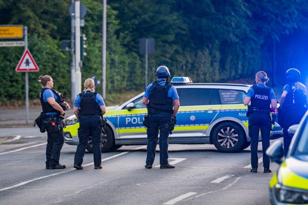 Schüsse gemeldet SEK und BFE im Einsatz Hülse gefunden Mann festgenommen Am 29.06.2026 rückte ein Aufgebot der Polizei ab 20:30 Uhr zum Waldweg in Rüsselsheim am Main aus. Zeugen hatten zuvor Schüsse gemeldet. Das Spezialeinsatzkommando (SEK) und die Beweissicherungs- und Festnahmeeinheit (BFE) durchsuchten eine Wohnung und stellten eine Patronenhülse sicher. Ein Mann wurde widerstandslos festgenommen und in Gewahrsam genommen. Niemand wurde verletzt, der Einsatz dauerte rund eine Stunde. Rüsselsheim am Main Hessen Deutschland *** Shots reported; SEK and BFE on the scene; shell casing found; man arrested. On June 29, 2026, a police contingent was dispatched at 8:30 p.m. to Waldweg in Rüsselsheim am Main. Witnesses had pr