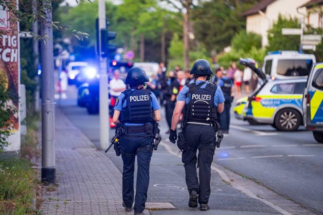 Schüsse gemeldet SEK und BFE im Einsatz Hülse gefunden Mann festgenommen Am 29.06.2026 rückte ein Aufgebot der Polizei ab 20:30 Uhr zum Waldweg in Rüsselsheim am Main aus. Zeugen hatten zuvor Schüsse gemeldet. Das Spezialeinsatzkommando (SEK) und die Beweissicherungs- und Festnahmeeinheit (BFE) durchsuchten eine Wohnung und stellten eine Patronenhülse sicher. Ein Mann wurde widerstandslos festgenommen und in Gewahrsam genommen. Niemand wurde verletzt, der Einsatz dauerte rund eine Stunde. Rüsselsheim am Main Hessen Deutschland *** Shots reported; SEK and BFE on the scene; shell casing found; man arrested. On June 29, 2026, a police contingent was dispatched at 8:30 p.m. to Waldweg in Rüsselsheim am Main. Witnesses had pr