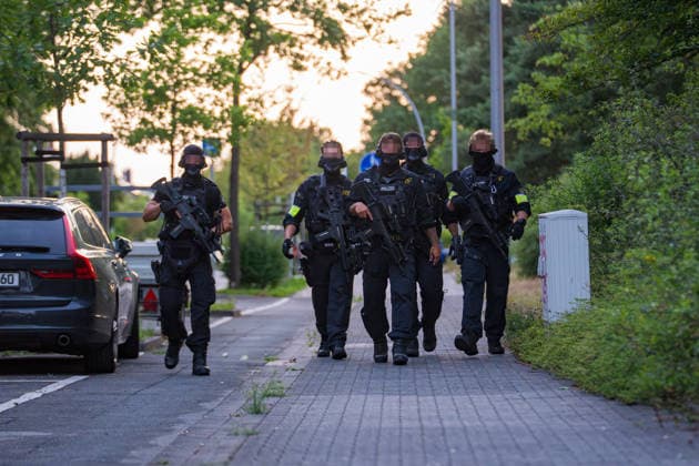 Schüsse gemeldet SEK und BFE im Einsatz Hülse gefunden Mann festgenommen Am 29.06.2026 rückte ein Aufgebot der Polizei ab 20:30 Uhr zum Waldweg in Rüsselsheim am Main aus. Zeugen hatten zuvor Schüsse gemeldet. Das Spezialeinsatzkommando (SEK) und die Beweissicherungs- und Festnahmeeinheit (BFE) durchsuchten eine Wohnung und stellten eine Patronenhülse sicher. Ein Mann wurde widerstandslos festgenommen und in Gewahrsam genommen. Niemand wurde verletzt, der Einsatz dauerte rund eine Stunde. Rüsselsheim am Main Hessen Deutschland *** Shots reported; SEK and BFE on the scene; shell casing found; man arrested. On June 29, 2026, a police contingent was dispatched at 8:30 p.m. to Waldweg in Rüsselsheim am Main. Witnesses had pr