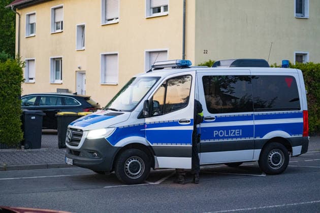 Schüsse gemeldet SEK und BFE im Einsatz Hülse gefunden Mann festgenommen Am 29.06.2026 rückte ein Aufgebot der Polizei ab 20:30 Uhr zum Waldweg in Rüsselsheim am Main aus. Zeugen hatten zuvor Schüsse gemeldet. Das Spezialeinsatzkommando (SEK) und die Beweissicherungs- und Festnahmeeinheit (BFE) durchsuchten eine Wohnung und stellten eine Patronenhülse sicher. Ein Mann wurde widerstandslos festgenommen und in Gewahrsam genommen. Niemand wurde verletzt, der Einsatz dauerte rund eine Stunde. Rüsselsheim am Main Hessen Deutschland *** Shots reported; SEK and BFE on the scene; shell casing found; man arrested. On June 29, 2026, a police contingent was dispatched at 8:30 p.m. to Waldweg in Rüsselsheim am Main. Witnesses had pr