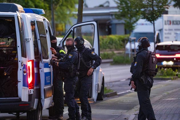 Schüsse gemeldet SEK und BFE im Einsatz Hülse gefunden Mann festgenommen Am 29.06.2026 rückte ein Aufgebot der Polizei ab 20:30 Uhr zum Waldweg in Rüsselsheim am Main aus. Zeugen hatten zuvor Schüsse gemeldet. Das Spezialeinsatzkommando (SEK) und die Beweissicherungs- und Festnahmeeinheit (BFE) durchsuchten eine Wohnung und stellten eine Patronenhülse sicher. Ein Mann wurde widerstandslos festgenommen und in Gewahrsam genommen. Niemand wurde verletzt, der Einsatz dauerte rund eine Stunde. Rüsselsheim am Main Hessen Deutschland *** Shots reported; SEK and BFE on the scene; shell casing found; man arrested. On June 29, 2026, a police contingent was dispatched at 8:30 p.m. to Waldweg in Rüsselsheim am Main. Witnesses had pr
