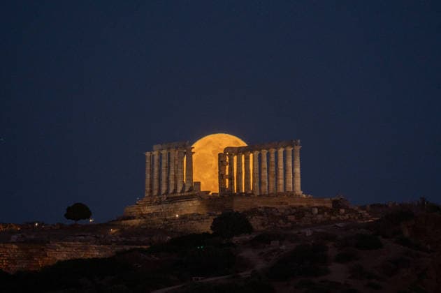 Strawberry moon illuminates Temple of Poseidon at Cape Sounion near Athens The full moon, known as the Strawberry Moon , rises behind the ancient Temple of Poseidon at Cape Sounion, near Athens. Athens Greece Copyright: xNicolasxKoutsokostasxNicolasxKoutsokostasx DSC_202606290232