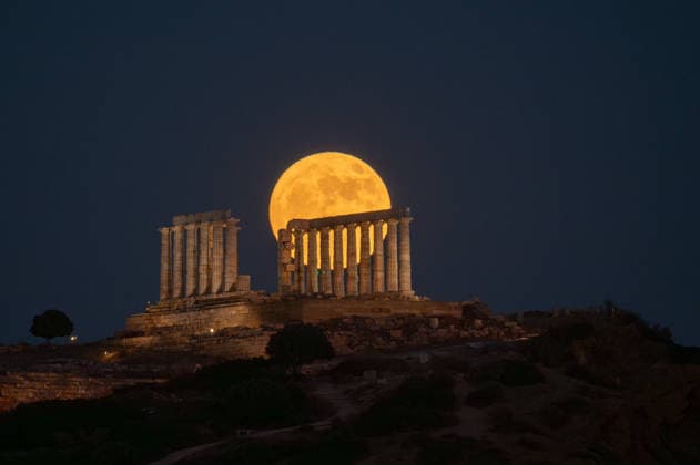 News Themen der Woche KW27 Strawberry moon illuminates Temple of Poseidon at Cape Sounion near Athens The full moon, known as the Strawberry Moon , rises behind the ancient Temple of Poseidon at Cape Sounion, near Athens. Athens Greece Copyright: xNicolasxKoutsokostasxNicolasxKoutsokostasx DSC_202606290385