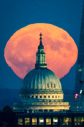 June 29, 2026, London, London, UK: London, UK. Full moon known as the Strawberry Moon, rises over St Paul s Cathedral in central London. Originally known as the Rose Moon in Europe the June full moon coincides with the strawberry harvest. London UK  - ZUMAl94_ 20260629_zaf_l94_024 Copyright: xMarcinxNowakx