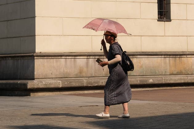 June 29, 2026, Warsaw, Masovian Voivodeship, Poland: A woman with an umbrella crosses Castle Square during severe heat in Warsaw, Poland. This was the second day in a row that temperatures in the Polish capital climbed over 35Ã‚Â°C, as a scorching heat dome moves eastwards across Europe, bringing with it record-breaking high temperatures. Warsaw Poland - ZUMAk204 20260629_zip_k204_038 Copyright: xRomanxKozielx