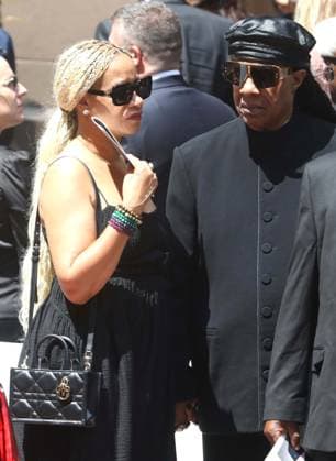 June 29, 2026, New York, New York, USA: TOMEEKA ROBYN BRACY and singer STEVIE WONDER seen at music mogul Clive Davis s Funeral held at Central Synagogue in midtown Manhattan. New York USA  - ZUMAk03_ 20260629_zaf_k03_118 Copyright: xNancyxKaszermanx