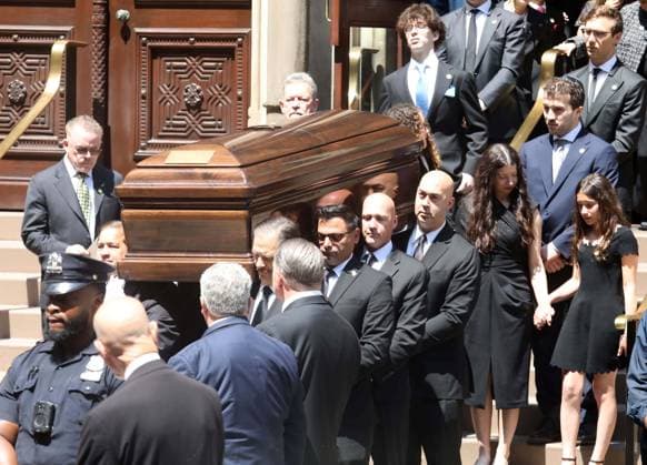 June 29, 2026, New York, New York, USA: The casket of music mogul Clive Davis seen at his funeral held at Central Synagogue in midtown Manhattan. New York USA  - ZUMAk03_ 20260629_zaf_k03_073 Copyright: xNancyxKaszermanx