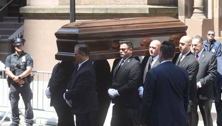June 29, 2026, New York, New York, USA: The casket of music mogul Clive Davis seen at his funeral held at Central Synagogue in midtown Manhattan. New York USA  - ZUMAk03_ 20260629_zaf_k03_076 Copyright: xNancyxKaszermanx