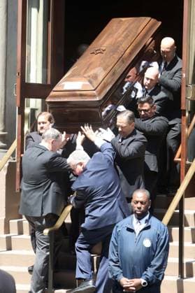 June 29, 2026, New York, New York, USA: The casket of music mogul Clive Davis seen at his funeral held at Central Synagogue in midtown Manhattan. New York USA - ZUMAk03_ 20260629_zaf_k03_070 Copyright: xNancyxKaszermanx