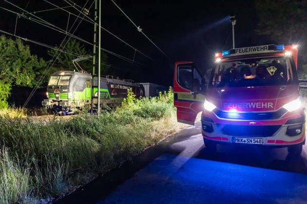Frau von Güterzug erfasst schwer verletzt ADAC-Hubschrauber im Einsatz Am 29.06.2026 wurde eine Frau in Nidderau-Ostheim beim Überqueren der Gleise kurz nach dem Bahnhof Nidderau-Ostheim von einem Güterzug erfasst und schwer verletzt. Der Güterzug leitete sofort eine Bremsung ein und kam erst nach rund 1000 Metern im Bereich der Bahnhofstraße in Nidderau-Windecken zum Stehen. Die Verletzte wurde vom Notarzt versorgt und mit dem Rettungswagen zum Sportplatz in Ostheim transportiert. Die Feuerwehr leuchtete dort die Landezone aus; ein nachflugtauglicher ADAC-Rettungshubschrauber übernahm die Patientin und flog sie in ein Krankenhaus. Nidderau Ostheim Hessen Deutschland *** Woman Struck by Freight Train, Seriously Injured; ADAC H