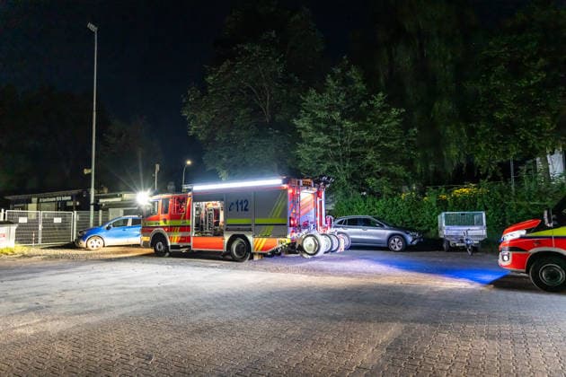 Frau von Güterzug erfasst schwer verletzt ADAC-Hubschrauber im Einsatz Am 29.06.2026 wurde eine Frau in Nidderau-Ostheim beim Überqueren der Gleise kurz nach dem Bahnhof Nidderau-Ostheim von einem Güterzug erfasst und schwer verletzt. Der Güterzug leitete sofort eine Bremsung ein und kam erst nach rund 1000 Metern im Bereich der Bahnhofstraße in Nidderau-Windecken zum Stehen. Die Verletzte wurde vom Notarzt versorgt und mit dem Rettungswagen zum Sportplatz in Ostheim transportiert. Die Feuerwehr leuchtete dort die Landezone aus; ein nachflugtauglicher ADAC-Rettungshubschrauber übernahm die Patientin und flog sie in ein Krankenhaus. Nidderau Ostheim Hessen Deutschland *** Woman Struck by Freight Train, Seriously Injured; ADAC H