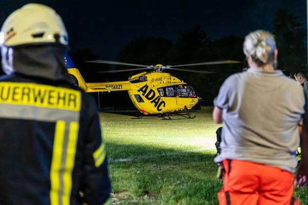 Frau von Güterzug erfasst schwer verletzt ADAC-Hubschrauber im Einsatz Am 29.06.2026 wurde eine Frau in Nidderau-Ostheim beim Überqueren der Gleise kurz nach dem Bahnhof Nidderau-Ostheim von einem Güterzug erfasst und schwer verletzt. Der Güterzug leitete sofort eine Bremsung ein und kam erst nach rund 1000 Metern im Bereich der Bahnhofstraße in Nidderau-Windecken zum Stehen. Die Verletzte wurde vom Notarzt versorgt und mit dem Rettungswagen zum Sportplatz in Ostheim transportiert. Die Feuerwehr leuchtete dort die Landezone aus; ein nachflugtauglicher ADAC-Rettungshubschrauber übernahm die Patientin und flog sie in ein Krankenhaus. Nidderau Ostheim Hessen Deutschland *** Woman Struck by Freight Train, Seriously Injured; ADAC H