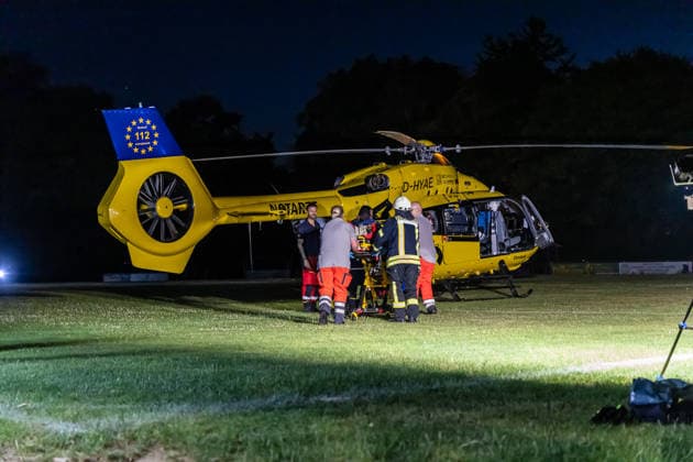 Frau von Güterzug erfasst schwer verletzt ADAC-Hubschrauber im Einsatz Am 29.06.2026 wurde eine Frau in Nidderau-Ostheim beim Überqueren der Gleise kurz nach dem Bahnhof Nidderau-Ostheim von einem Güterzug erfasst und schwer verletzt. Der Güterzug leitete sofort eine Bremsung ein und kam erst nach rund 1000 Metern im Bereich der Bahnhofstraße in Nidderau-Windecken zum Stehen. Die Verletzte wurde vom Notarzt versorgt und mit dem Rettungswagen zum Sportplatz in Ostheim transportiert. Die Feuerwehr leuchtete dort die Landezone aus; ein nachflugtauglicher ADAC-Rettungshubschrauber übernahm die Patientin und flog sie in ein Krankenhaus. Nidderau Ostheim Hessen Deutschland *** Woman Struck by Freight Train, Seriously Injured; ADAC H