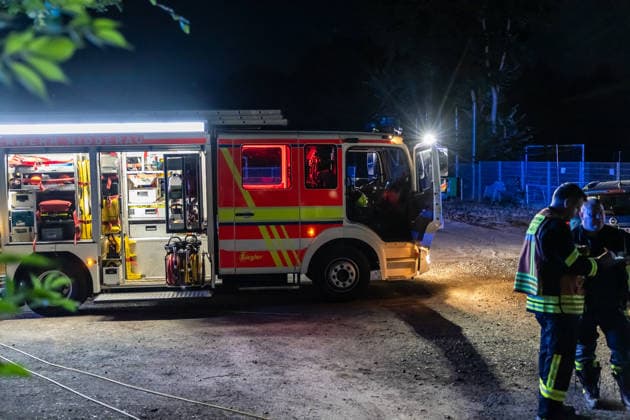 Frau von Güterzug erfasst schwer verletzt ADAC-Hubschrauber im Einsatz Am 29.06.2026 wurde eine Frau in Nidderau-Ostheim beim Überqueren der Gleise kurz nach dem Bahnhof Nidderau-Ostheim von einem Güterzug erfasst und schwer verletzt. Der Güterzug leitete sofort eine Bremsung ein und kam erst nach rund 1000 Metern im Bereich der Bahnhofstraße in Nidderau-Windecken zum Stehen. Die Verletzte wurde vom Notarzt versorgt und mit dem Rettungswagen zum Sportplatz in Ostheim transportiert. Die Feuerwehr leuchtete dort die Landezone aus; ein nachflugtauglicher ADAC-Rettungshubschrauber übernahm die Patientin und flog sie in ein Krankenhaus. Nidderau Ostheim Hessen Deutschland *** Woman Struck by Freight Train, Seriously Injured; ADAC H