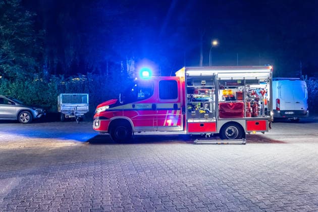 Frau von Güterzug erfasst schwer verletzt ADAC-Hubschrauber im Einsatz Am 29.06.2026 wurde eine Frau in Nidderau-Ostheim beim Überqueren der Gleise kurz nach dem Bahnhof Nidderau-Ostheim von einem Güterzug erfasst und schwer verletzt. Der Güterzug leitete sofort eine Bremsung ein und kam erst nach rund 1000 Metern im Bereich der Bahnhofstraße in Nidderau-Windecken zum Stehen. Die Verletzte wurde vom Notarzt versorgt und mit dem Rettungswagen zum Sportplatz in Ostheim transportiert. Die Feuerwehr leuchtete dort die Landezone aus; ein nachflugtauglicher ADAC-Rettungshubschrauber übernahm die Patientin und flog sie in ein Krankenhaus. Nidderau Ostheim Hessen Deutschland *** Woman Struck by Freight Train, Seriously Injured; ADAC H