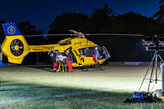 Frau von Güterzug erfasst schwer verletzt ADAC-Hubschrauber im Einsatz Am 29.06.2026 wurde eine Frau in Nidderau-Ostheim beim Überqueren der Gleise kurz nach dem Bahnhof Nidderau-Ostheim von einem Güterzug erfasst und schwer verletzt. Der Güterzug leitete sofort eine Bremsung ein und kam erst nach rund 1000 Metern im Bereich der Bahnhofstraße in Nidderau-Windecken zum Stehen. Die Verletzte wurde vom Notarzt versorgt und mit dem Rettungswagen zum Sportplatz in Ostheim transportiert. Die Feuerwehr leuchtete dort die Landezone aus; ein nachflugtauglicher ADAC-Rettungshubschrauber übernahm die Patientin und flog sie in ein Krankenhaus. Nidderau Ostheim Hessen Deutschland *** Woman Struck by Freight Train, Seriously Injured; ADAC H