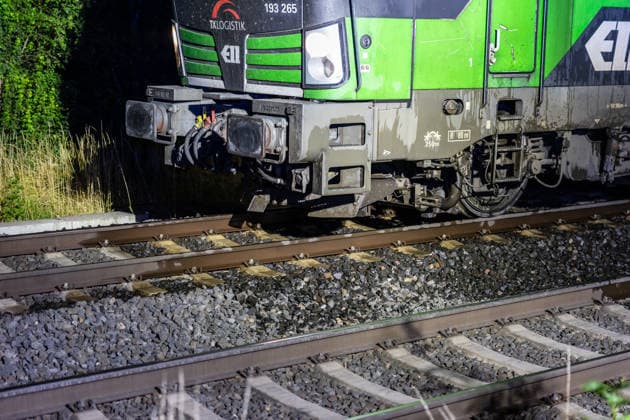 Frau von Güterzug erfasst schwer verletzt ADAC-Hubschrauber im Einsatz Am 29.06.2026 wurde eine Frau in Nidderau-Ostheim beim Überqueren der Gleise kurz nach dem Bahnhof Nidderau-Ostheim von einem Güterzug erfasst und schwer verletzt. Der Güterzug leitete sofort eine Bremsung ein und kam erst nach rund 1000 Metern im Bereich der Bahnhofstraße in Nidderau-Windecken zum Stehen. Die Verletzte wurde vom Notarzt versorgt und mit dem Rettungswagen zum Sportplatz in Ostheim transportiert. Die Feuerwehr leuchtete dort die Landezone aus; ein nachflugtauglicher ADAC-Rettungshubschrauber übernahm die Patientin und flog sie in ein Krankenhaus. Nidderau Ostheim Hessen Deutschland *** Woman Struck by Freight Train, Seriously Injured; ADAC H